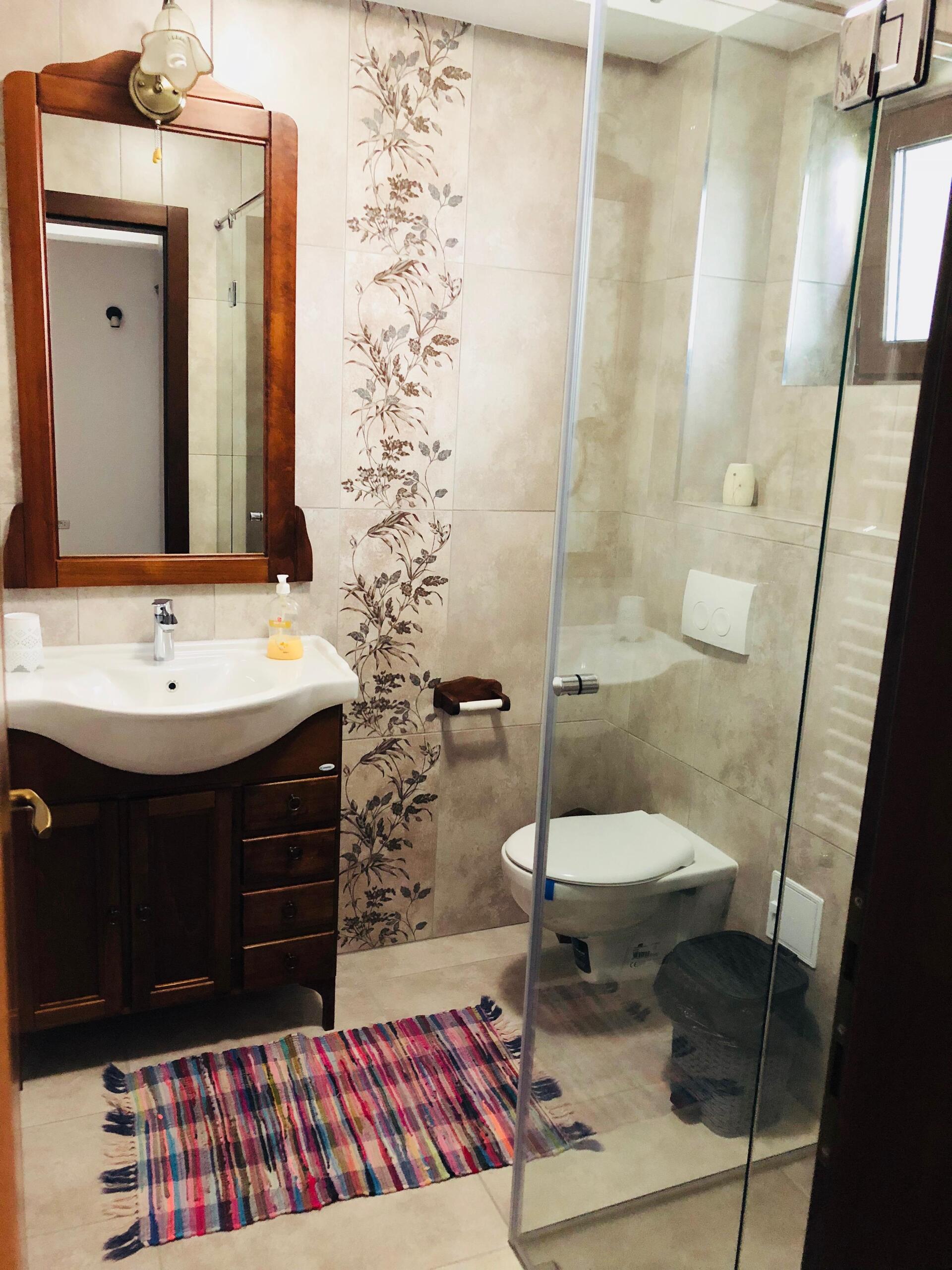 Baie cu cabină de duș din sticlă - Casa La Vârf