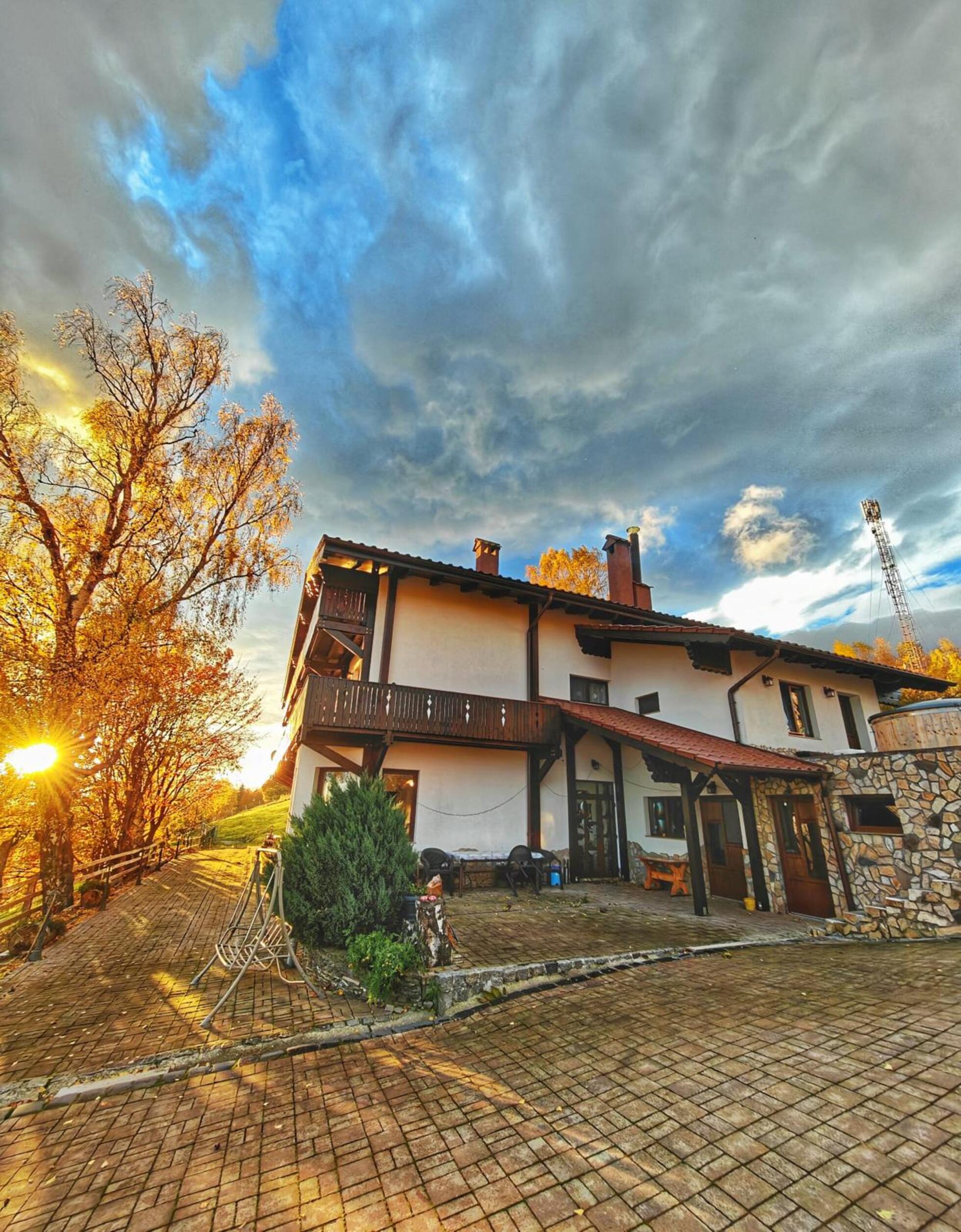Balcon cu vedere la natura de toamnă - Casa La Vârf
