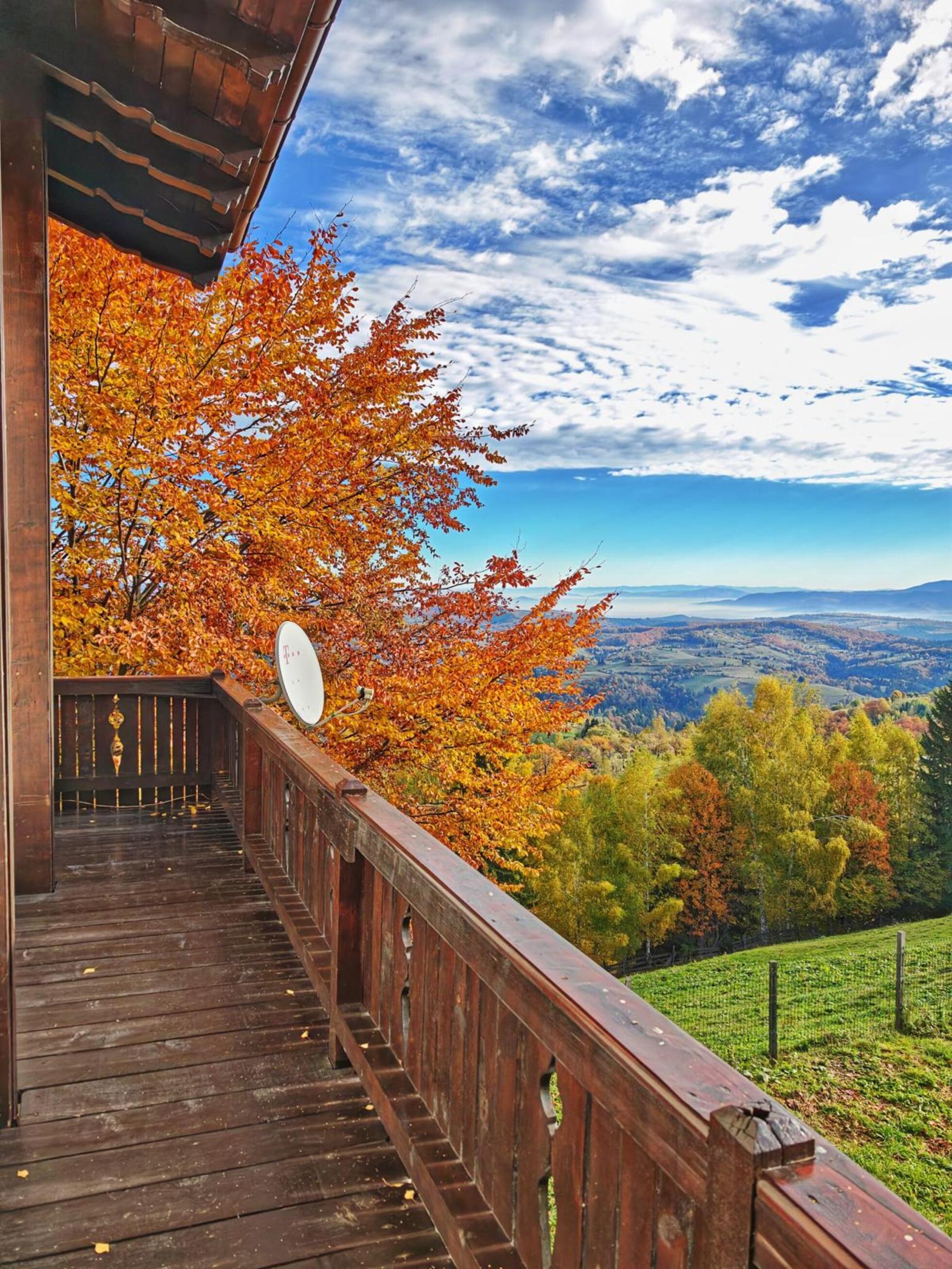 Casa La Vârf - balcon cu vedere panoramică spre Munții Piatra Craiului, la 1000m altitudine