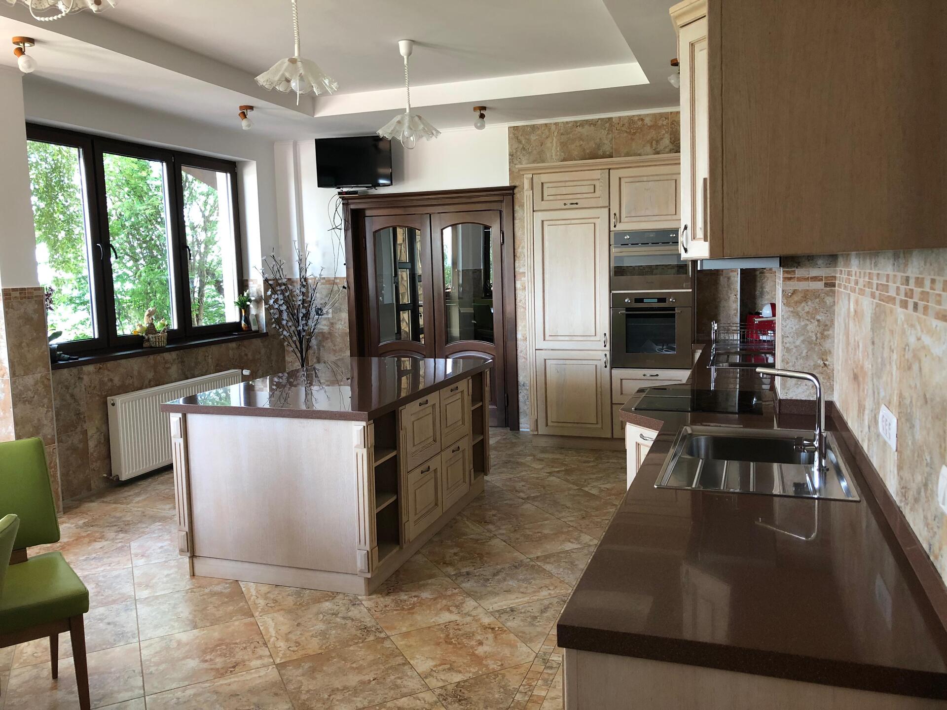 Bucătărie principală cu insulă - Casa La Vârf