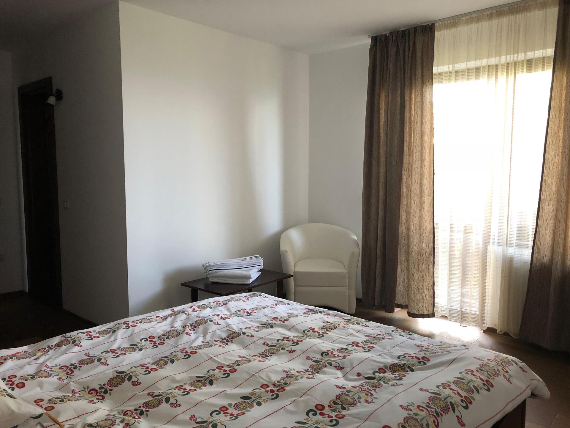 Cameră cu fotoliu și balcon - Casa La Vârf