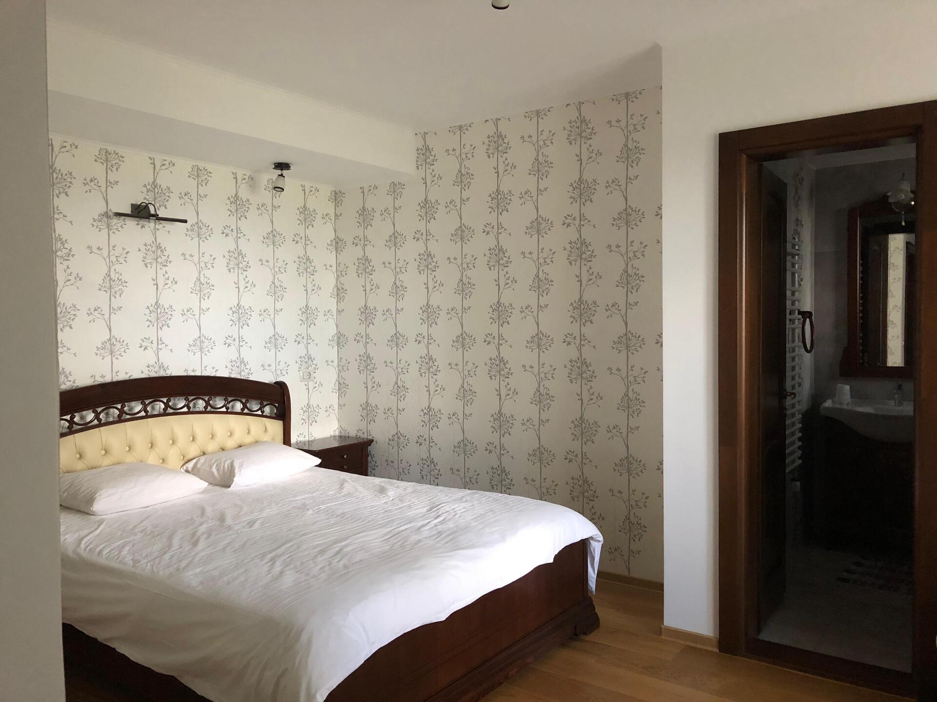 Cameră dublă cu tapet floral - Casa La Vârf