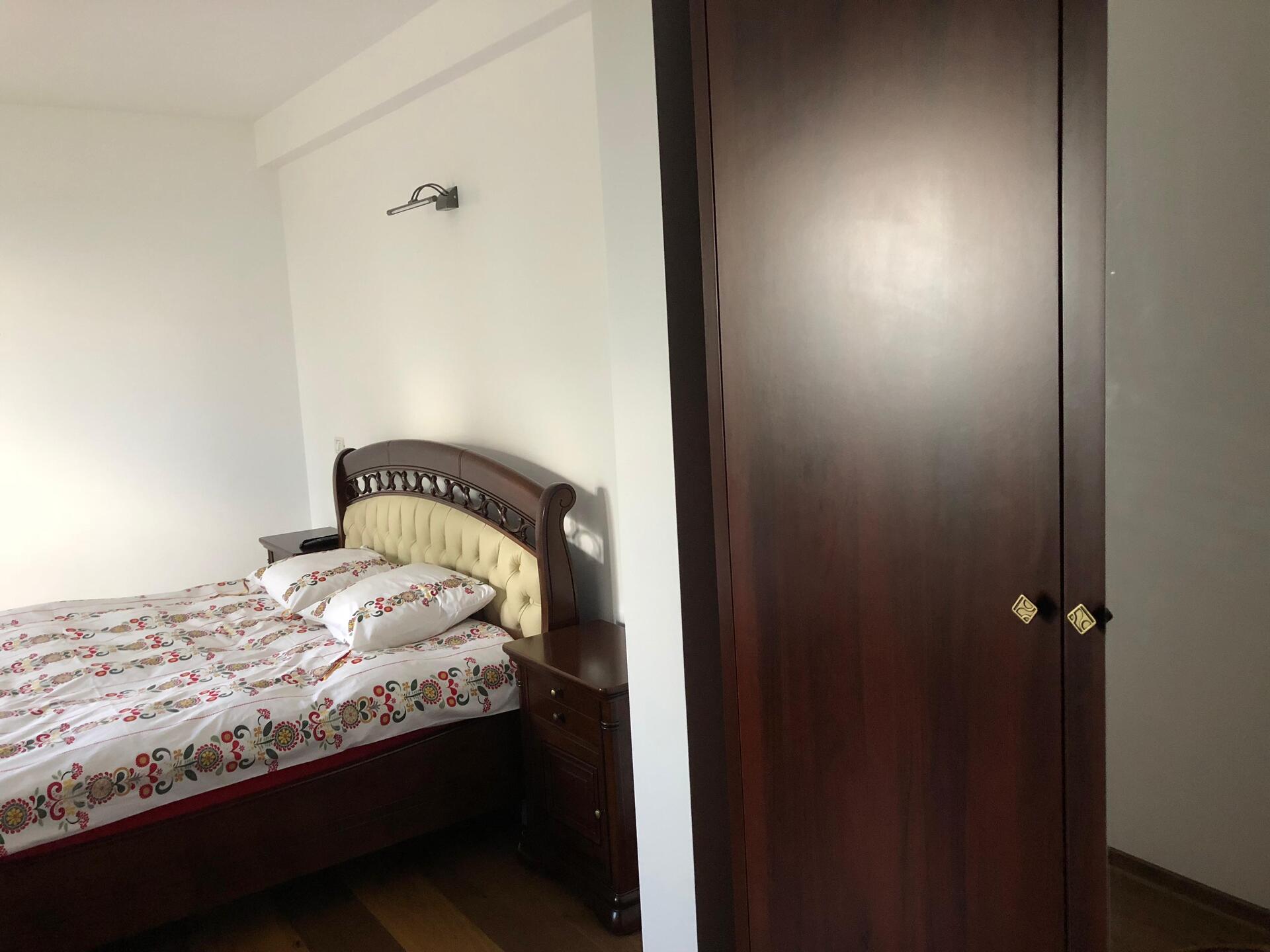 Cameră cu lenjerie tradițională românească - Casa La Vârf