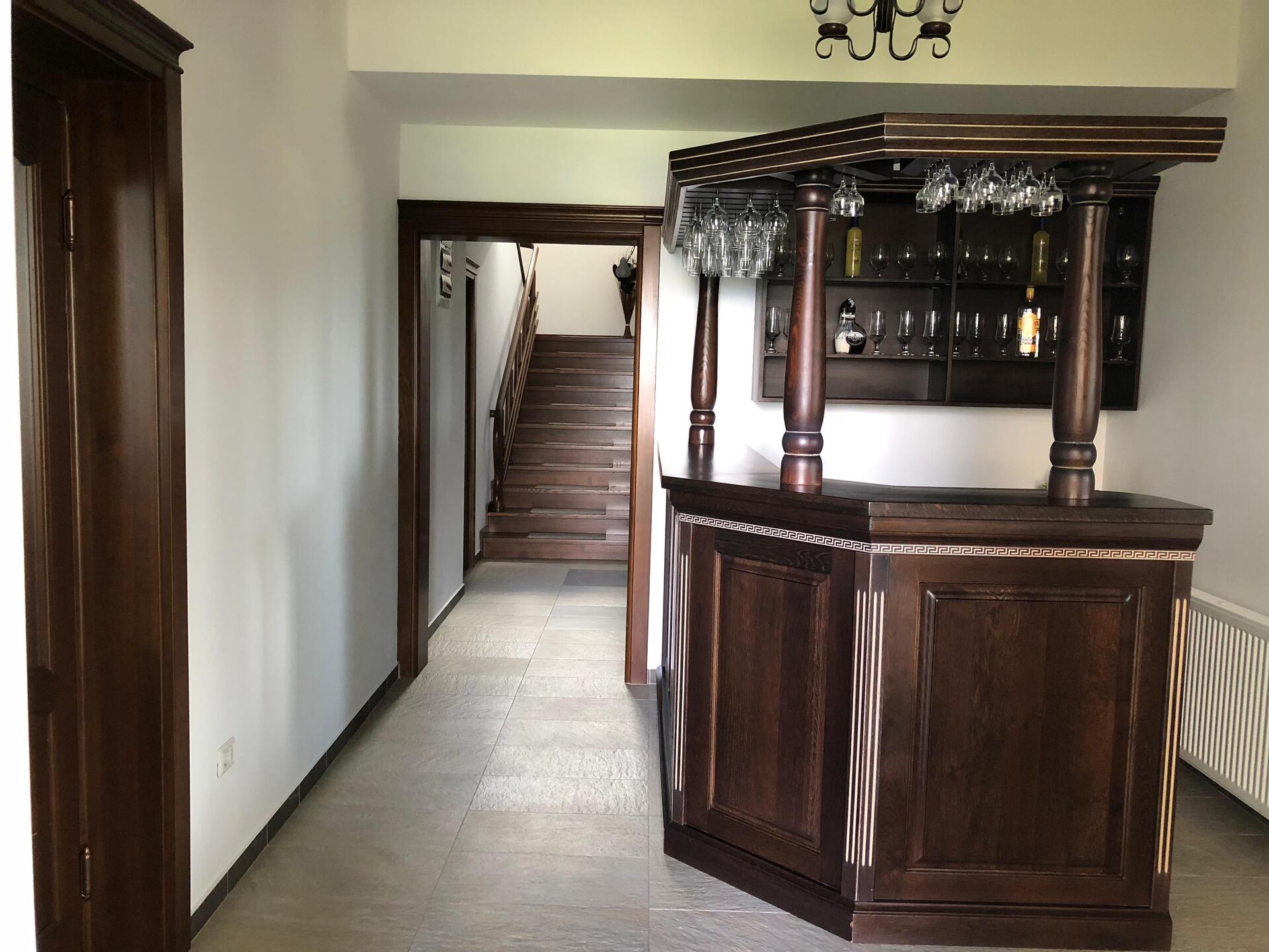 Hol cu bar din lemn masiv și scări - Casa La Vârf